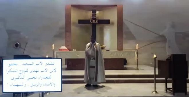 La onda expansiva de la explosión en el puerto de Beirut sorprende a un sacerdote durante el oficio religioso