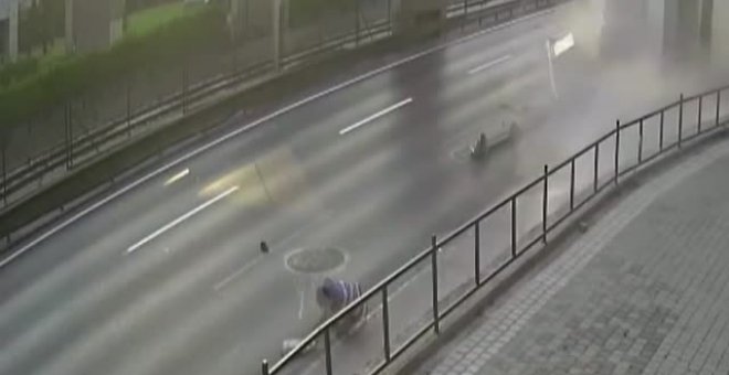 Un hombre salta justo a tiempo para evitar que le atropelle una caravana