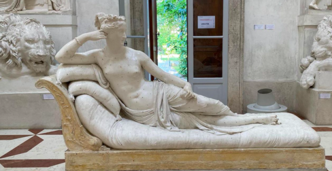 Un turista rompe una estatua al posar para una foto y es identificado por el museo