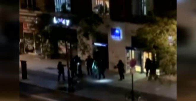 Se entrega en Francia un hombre tras retener a seis personas en un banco durante horas