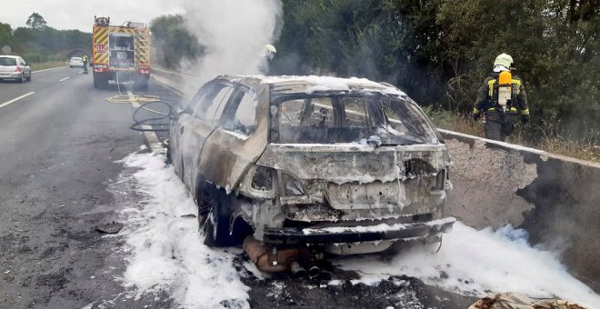 Calcinado un coche tras incendiarse en la A-8 a su paso por Valdáliga