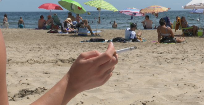 El Ayuntamiento de Barcelona pondrá en marcha una prueba piloto para prohibir fumar en las playas
