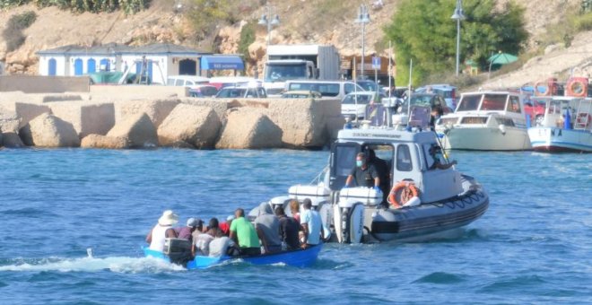 "Una alfombra de seres humanos": Italia vacía el centro de acogida de Lampedusa