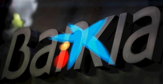 Caixabank y Bankia inician el baile de fusiones