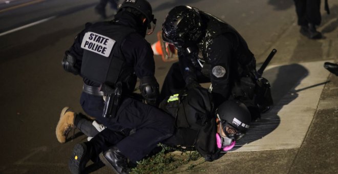 Detenidas más de 50 personas en la centésima noche de protestas contra la violencia policial en Portland