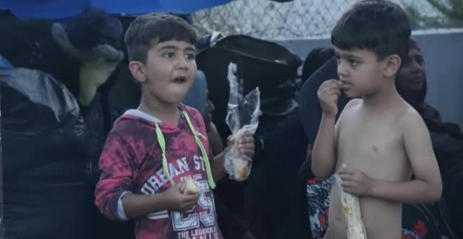 Miles de refugiados aguardan en Lesbos la llegada de una ayuda que no llega