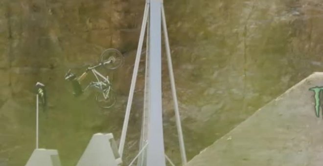 Saltos imposibles en las alturas en una prueba en bicicleta celebrada en Alemania