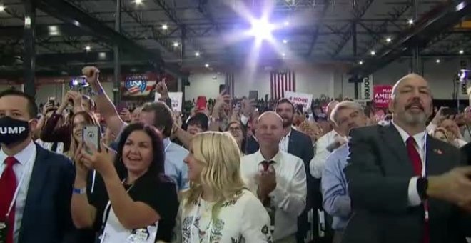 Donald Trump celebra un mitin en un auditorio cerrado y sin marcarillas