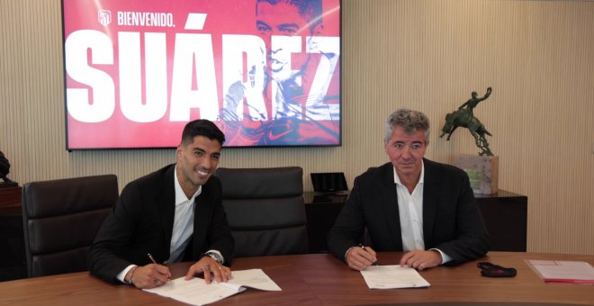 Suárez firma con el Atlético de Madrid