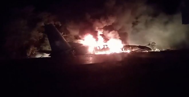 Al menos una veintena de muertos al estrellarse un avión militar en Ucrania