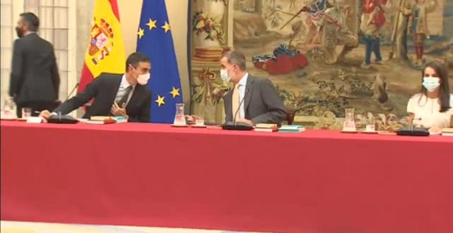 Sánchez con Felipe VI tras el veto del Gobierno al Rey para asistir a la entrega de los despachos oficiales en Barcelona