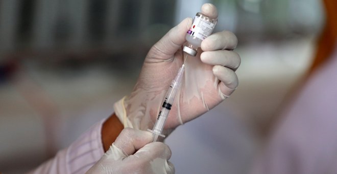 Johnson & Johnson detiene los ensayos de su vacuna por una "enfermedad inexplicable" en un participante