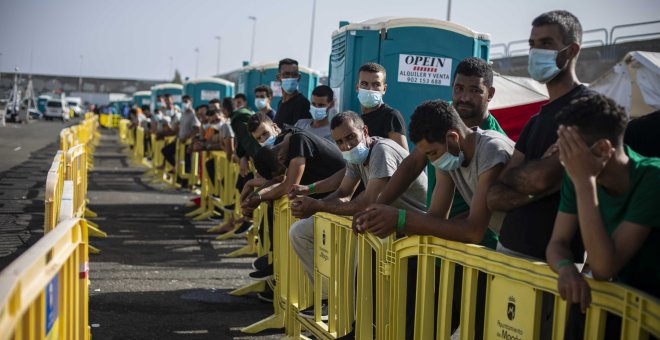 Gran Canaria supera los 800 migrantes alojados en el muelle de Arguineguín