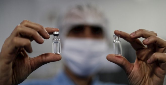 Oxford seguirá con las pruebas de su vacuna tras la muerte de un participante que solo recibió el placebo