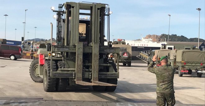El Ejército de Tierra embarca en Santander vehículos y material para el ejercicio que la OTAN desarrollará en Lituania