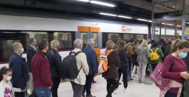 Aglomeraciones en los trenes de cercanía de Barcelona en hora punta por culpa de unas obras