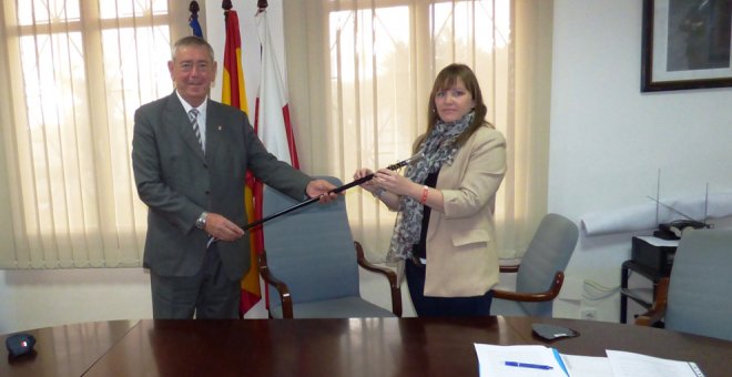 Ángela Ruiz Herrería (PRC) toma el bastón de mando y se convierte en la alcaldesa de Bareyo