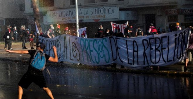 Una masiva marcha en Chile para pedir la dimisión de Piñera acaba con 74 detenidos tras duros enfrentamientos con la Policía