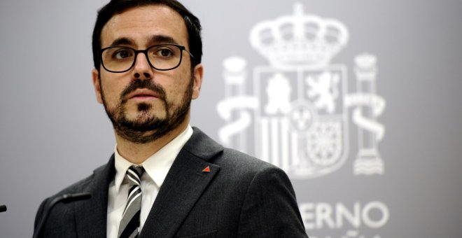 Garzón anuncia reformas para abaratar el precio de la luz y critica al "oligopolio" eléctrico