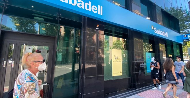 Sabadell pacta con los sindicatos un recorte de 1.800 empleos, con prejubilaciones a partir de 56 años