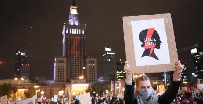 Decenas de miles de personas mantienen la presión en Varsovia por la limitación de los derechos reproductivos de las mujeres
