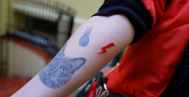 El rayo de las protestas contra la nueva ley del aborto se propaga en tatuajes en Polonia