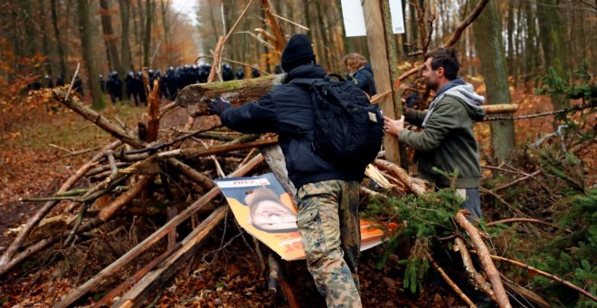 Activistas alemanes se atrincheran en un bosque amenazado por una autopista