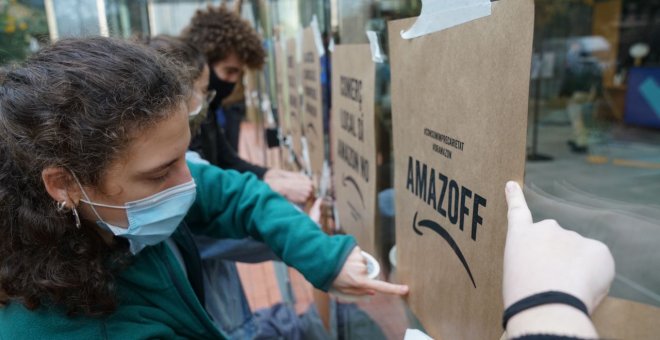 Activistes pel clima ocupen la seu d'Amazon a Barcelona