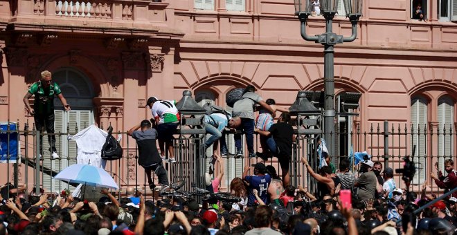 El caos y los altercados en la Casa Rosada obligan a adelantar el final del funeral de Maradona