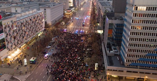 Miles de personas protestan en Varsovia contra las restricciones al aborto en Polonia