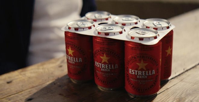 Estrella Damm produce todas sus latas con anillas de cartón 100% biodegradable