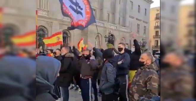 L'Ajuntament de Barcelona denuncia a la Fiscalia l'exhibició de símbols nazis a l'acte de Vox de la plaça Sant Jaume