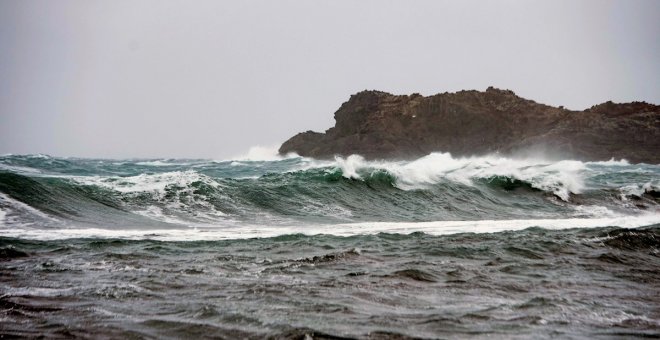 Se acerca la borrasca 'Bella' y hará más frío en el sur y en Baleares, donde un temporal ha dejado incomunicada Menorca