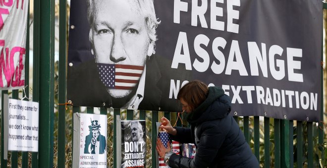 La madre de Assange pide a EEUU que desista de extraditar a su hijo