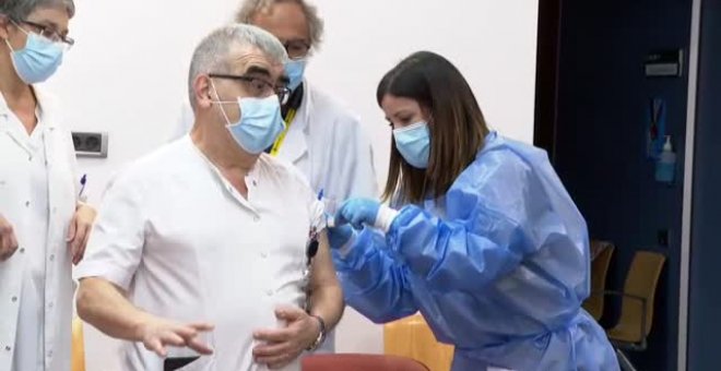 Barcelona inicia la vacunación de profesionales sanitarios