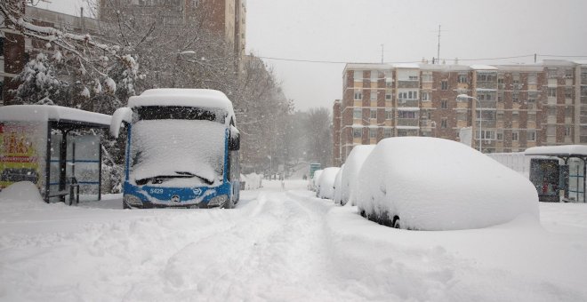 Esto es lo que tienes que hacer si tu coche ha quedado sepultado en la nieve en la M30 de Madrid