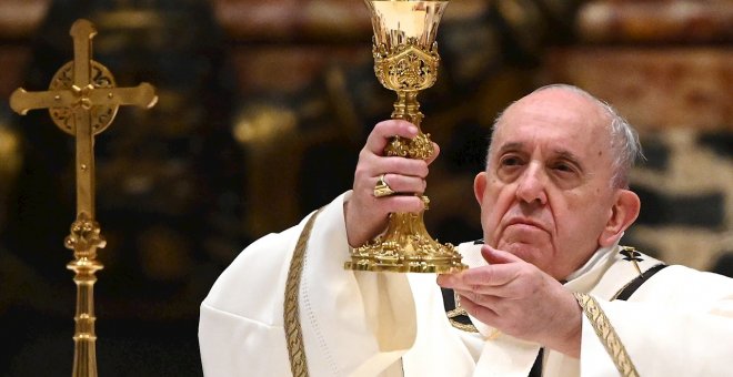 El Papa Francisco regulariza que las mujeres puedan dar la comunión y leer textos en la misa