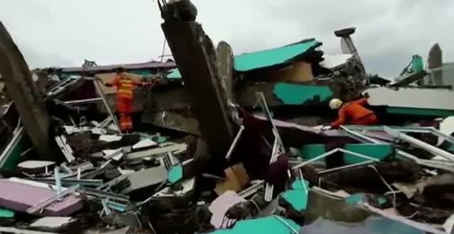 Sigue la búsqueda de supervivientes tras el terremoto de magnitud 6,2 en Indonesia