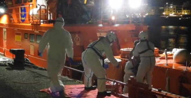 Salvamento Marítimo rescata in extremis a los ocupantes de una patera en el sur de Gran Canaria