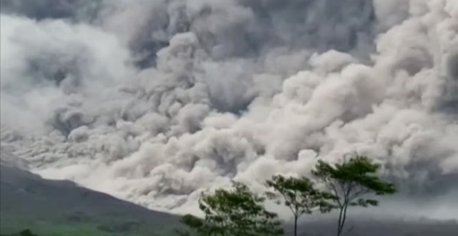 El volcán Semeru en Indonesia entra en erupción y escupe ceniza al cielo con violencia