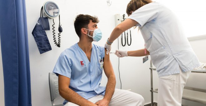 Primera semana de vacunación a sanitarios en Cantabria entre "falta de previsión y de una línea a seguir más clara y uniforme"