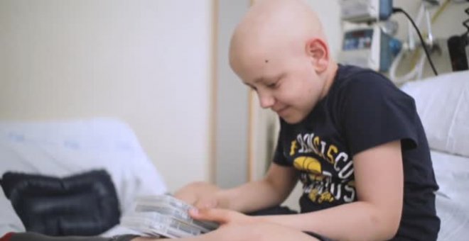 La ONG 'Juegaterapia' regala videoconsolas a los niños con cáncer