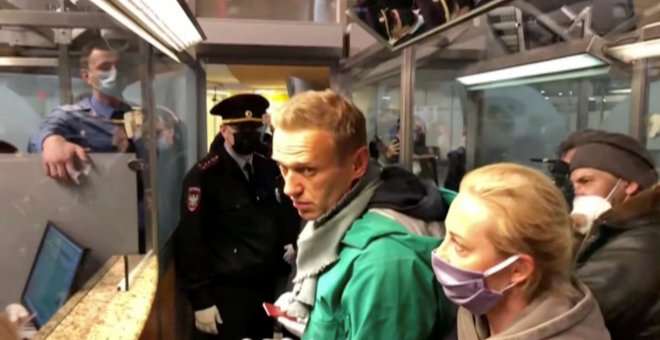 El opositor ruso Alexéi Navalni, detenido en el control de pasaportes al llegar a Moscú