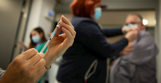 Así avanza el plan contra la covid: tres vacunas se pondrán a la vez en nuevos grupos prioritarios