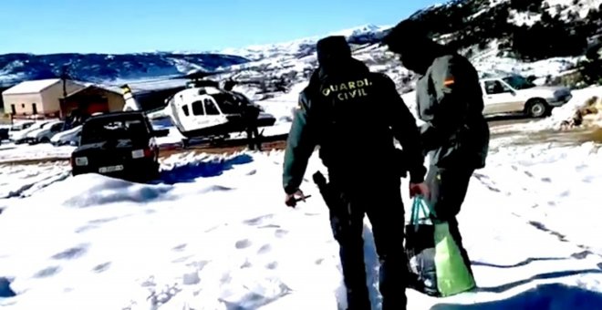La Guardia Civil lleva alimentos a un ganadero aislado por la nieve en Segura de la Sierra