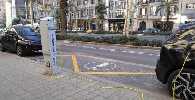 La supresión de la gratuidad en la recarga de vehículos eléctricos y las tarifas impuestas generan críticas en Barcelona