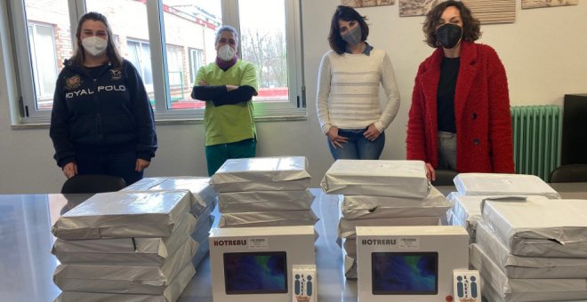 El Ayuntamiento distribuye 130 tablets y 20 routers entre los centros educativos para casos de confinamiento