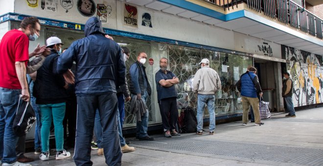 Las colas del hambre continúan en las calles de España un año después del inicio de la pandemia