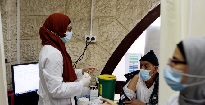 Palestina inicia la vacunación sin apenas dosis ante el desentendimiento de Israel