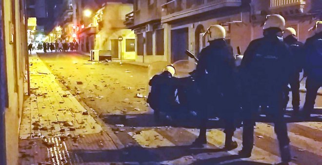Los enfrentamientos y las cargas policiales en Linares dejan dos manifestantes heridos por postas y 14 detenidos